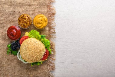 Peynir, hamburger eti