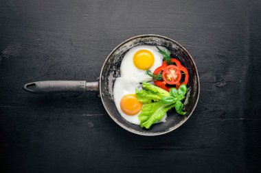 Sebze ve otlar ile kızarmış yumurta