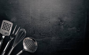 Mutfak araçları üzerinde ahşap arka plan.