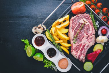 Sebze ve sos çiğ biftek