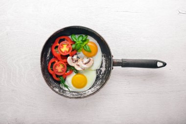 Sebze ve otlar ile kızarmış yumurta