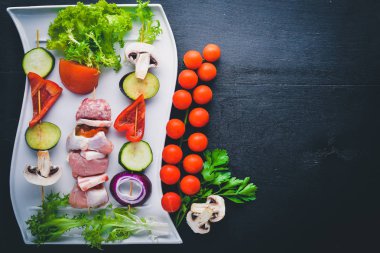 Ham şiş kebap ve taze sebze. 