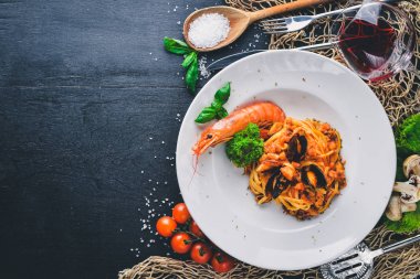 Deniz ürünleri makarna. Midye