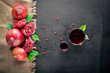 Ahşap yüzey üzerinde taze nar