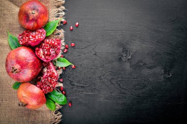 Ahşap yüzey üzerinde taze nar