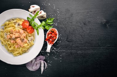 Pasta pastırma, domates ile