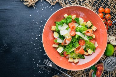 Somon salata ve taze sebze