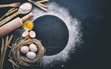 Pişirme için hazırlık. Bir oklava ile yumurta. Taş masanın üstünde. Metin için özgür yer. Üstten Görünüm.