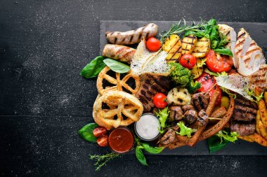 Çeşitli et ve soğuk meze. Ukrayna stili. Ahşap bir arka plan üzerinde. En iyi bir daha gözden geçirme. Boş alan.