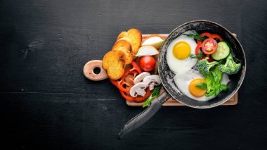 Otlar, kızarmış yumurta ekmek ve sebze bir tavada tost. Üstten Görünüm. Boş alan.