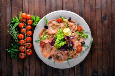 Carpaccio balık, sebze, peynir, baharatlar, ahşap arka plan için. Üstten Görünüm. Boş alan.