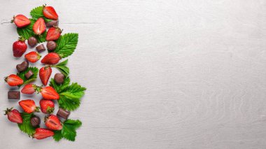 Taze çilek ve çikolata. Sağlıklı gıda. Ahşap arka plan üzerinde. Üstten Görünüm. Boş alan.