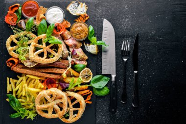 Çeşitli et ve soğuk meze. Ukrayna stili. Ahşap bir arka plan üzerinde. En iyi bir daha gözden geçirme. Boş alan.