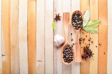 Güzel kokulu baharatlar kümesi. Siyah ve kırmızı biber, kişniş, kırmızı biber karışımı. Ahşap arka plan üzerinde. Üstten Görünüm. Boş alan.
