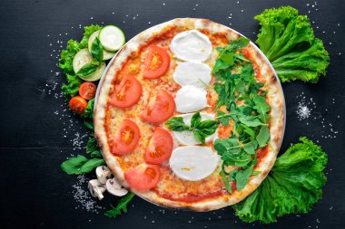 Pizza Mozzarella peyniri ve sebze. Ahşap bir arka plan üzerinde. Üstten Görünüm. Metniniz için boş alan.