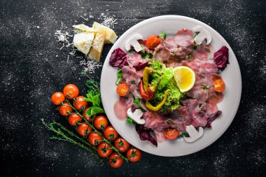 Carpaccio sığır eti, sebze, peynir, baharatlar, ahşap arka plan için. Üstten Görünüm. Boş alan