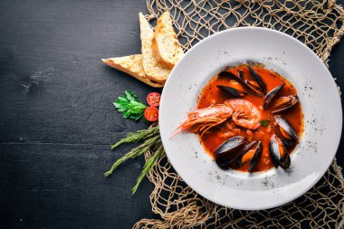 Midye ve kaplan karides domates soslu. Geleneksel İtalyan yemekleri. Ahşap bir arka plan üzerinde. Üstten Görünüm. Metniniz için boş alan.