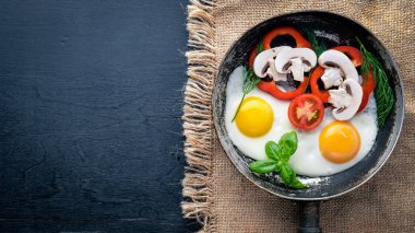 Sahanda yumurta ile bir tavada sebze ve otlar. Üstten Görünüm. Boş alan.