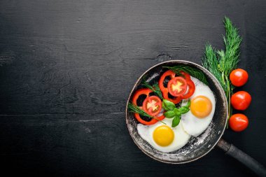 Sahanda yumurta ile bir tavada sebze ve otlar. Üstten Görünüm. Boş alan.