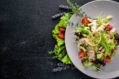 Taze sebze ve ızgara tavuk salata. Ahşap bir arka plan üzerinde. En iyi bir daha gözden geçirme. Boş alan.