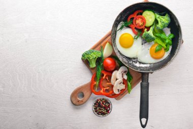 Sahanda yumurta ile bir tavada sebze ve otlar. Üstten Görünüm. Boş alan.
