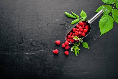 Ahşap arka plan üzerinde taze ahududu. Üstten Görünüm. Boş alan.