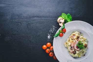 Patates köfte et ve sebze ile. Ahşap bir arka plan üzerinde. Üstten Görünüm. Metin için boş alan.