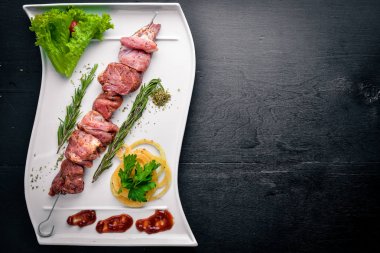 Ahşap arka plan üzerinde ham şiş kebap. Üstten Görünüm. Metniniz için boş alan.