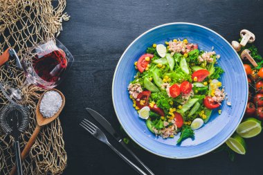 Taze sebze ve ton balığı salatası. Ahşap bir arka plan üzerinde. Üstten Görünüm. Metniniz için boş alan.