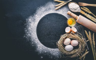 Pişirme için hazırlık. Bir oklava ile yumurta. Taş masanın üstünde. Metin için özgür yer. Üstten Görünüm.