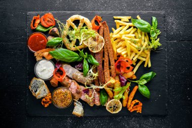 Çeşitli et ve soğuk meze. Ukrayna stili. Ahşap bir arka plan üzerinde. En iyi bir daha gözden geçirme. Boş alan.