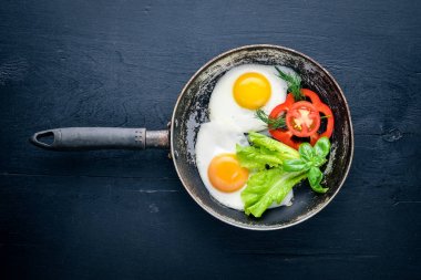 Sahanda yumurta ile bir tavada sebze ve otlar. Üstten Görünüm. Boş alan.
