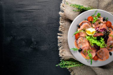 Carpaccio balık, sebze, peynir, baharatlar, ahşap arka plan için. Üstten Görünüm. Boş alan.