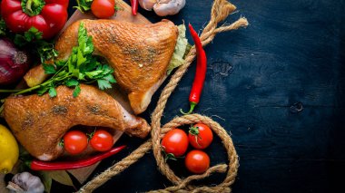 Sarımsak, soğan, biber ve baharat ile ızgara tavuk. Siyah ahşap arka plan üzerinde. Metin için özgür yer. Üstten Görünüm.