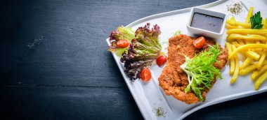 Taze sebze ile kıyılmış domuz. Ahşap bir arka plan üzerinde. Üstten Görünüm. Metniniz için boş alan.