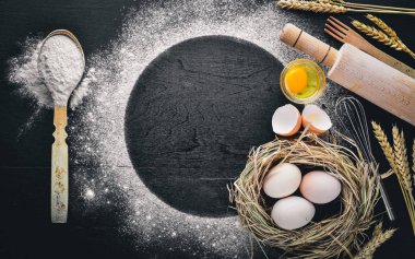 Pişirme için hazırlık. Bir oklava ile yumurta. Taş masanın üstünde. Metin için özgür yer. Üstten Görünüm.