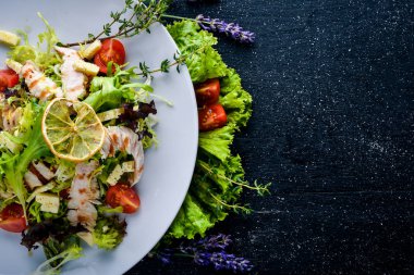 Taze sebze ve ızgara tavuk salata. Ahşap bir arka plan üzerinde. En iyi bir daha gözden geçirme. Boş alan.