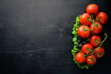 Ahşap arka plan domates. Üstten Görünüm. Boş alan.