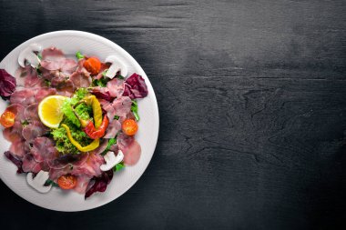 Carpaccio sığır eti, sebze, peynir, baharatlar, ahşap arka plan için. Üstten Görünüm. Boş alan