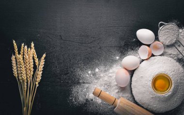 Pişirme için hazırlık. Bir oklava ile yumurta. Taş masanın üstünde. Metin için özgür yer. Üstten Görünüm.