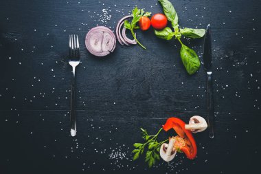 Ahşap köpük taze sebze ve baharatlar ile. Yemek pişirmek için hazırlanıyor. Bir siyah ahşap yüzeye. Metniniz için boş alan. Üstten Görünüm.