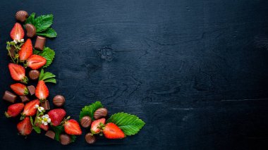 Taze çilek ve çikolata. Sağlıklı gıda. Ahşap arka plan üzerinde. Üstten Görünüm. Boş alan.