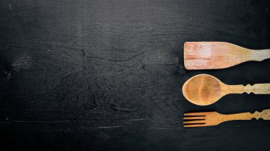 Mutfak aletleri. Ahşap arka plan üzerinde. Üstten Görünüm.