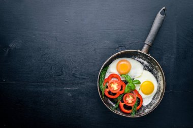 Sahanda yumurta ile bir tavada sebze ve otlar. Üstten Görünüm. Boş alan.