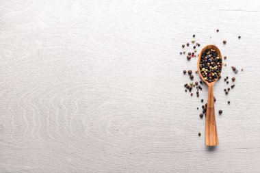 Güzel kokulu baharatlar kümesi. Siyah ve kırmızı biber, kişniş, kırmızı biber karışımı. Ahşap arka plan üzerinde. Üstten Görünüm. Boş alan.