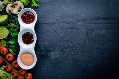 Soslar, baharatlar ve sebzeler ürün yelpazesine. Ahşap bir arka plan üzerinde. Üstten Görünüm. Metin için boş alan.