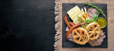 Çeşitli et ve soğuk meze. Ukrayna stili. Ahşap bir arka plan üzerinde. En iyi bir daha gözden geçirme. Boş alan.