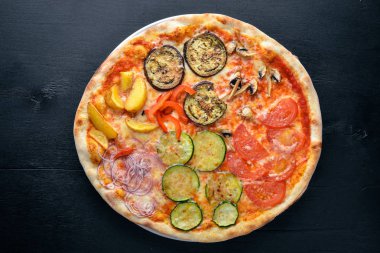 Pizza Mozzarella peyniri ve sebze. Ahşap bir arka plan üzerinde. Üstten Görünüm. Metniniz için boş alan.