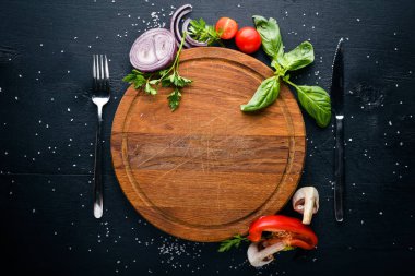 Ahşap köpük taze sebze ve baharatlar ile. Yemek pişirmek için hazırlanıyor. Bir siyah ahşap yüzeye. Metniniz için boş alan. Üstten Görünüm.