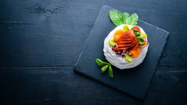 Taze çilek ve nane ile Desart. İtalyan mutfağı. Üstten Görünüm. Ahşap arka plan üzerinde.